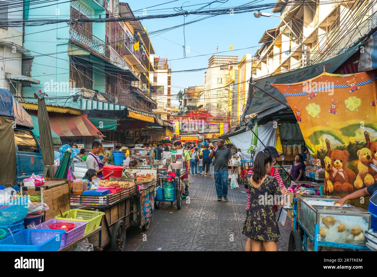 Das Viertel Samphanthawong ist die berühmte, beliebte und geschäftige Chinatown von Bangkok. Zahlreiche Geschäfte, die traditionelle Waren verkaufen Stockfoto
