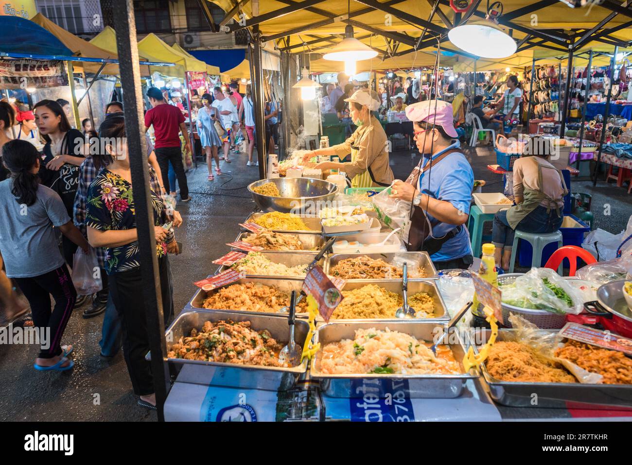 Der wöchentliche Nachtmarkt auf der Krabi Walking Street, wo man viele Gerichte zum Mitnehmen bekommt, wo man leckeres, gutes und billiges Essen bekommt Stockfoto