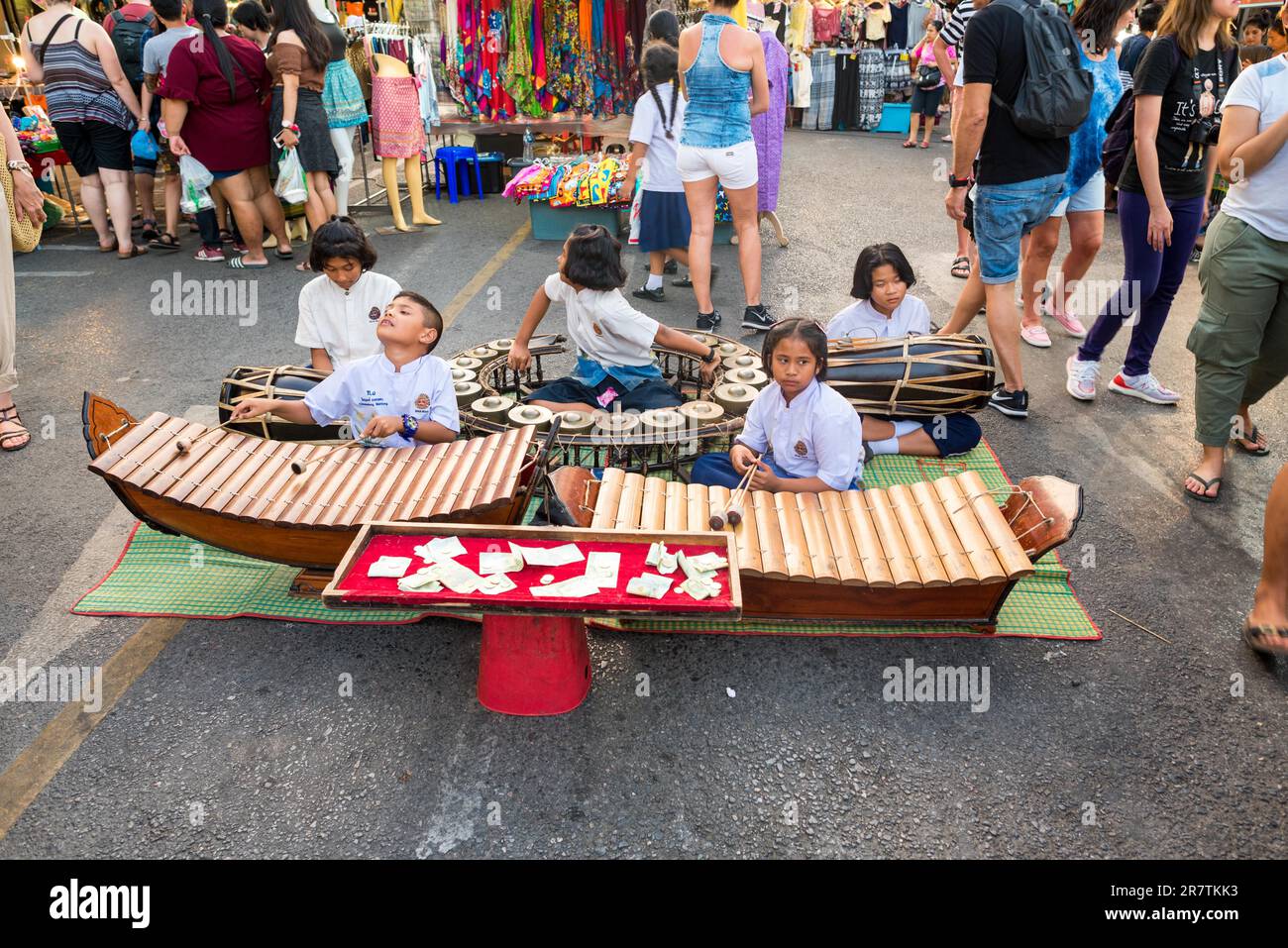 Traditionelle Musik auf der Straße des wöchentlichen Nachtmarkts auf der Krabi Walking Street Stockfoto