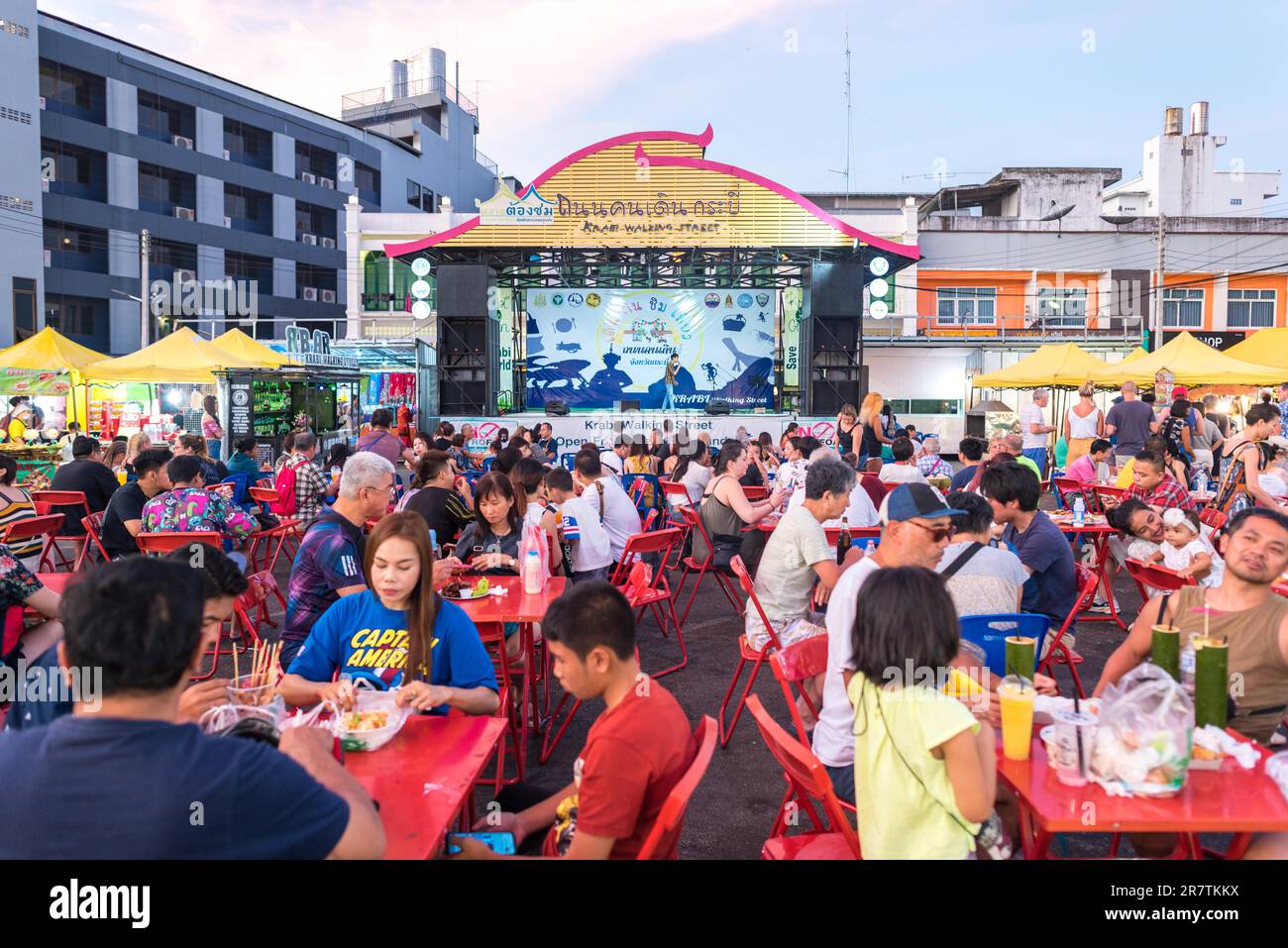 Der wöchentliche Nachtmarkt auf der Krabi Walking Street, wo man viele Gerichte zum Mitnehmen bekommt, wo man leckeres, gutes und billiges Essen bekommt Stockfoto