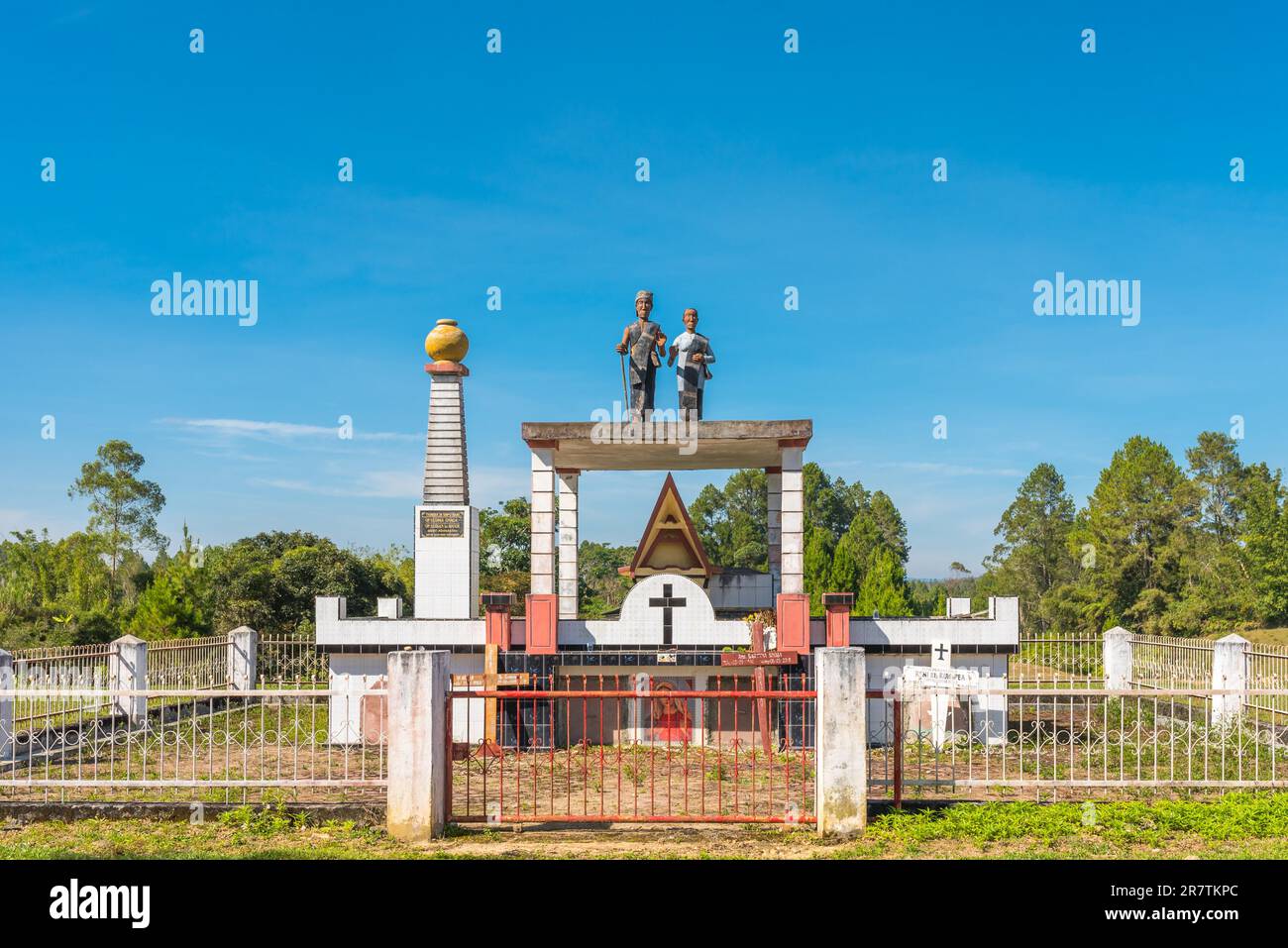 Skulpturen auf einem mehrstöckigen Grab von Batak aus Toba in der Provinz Nord-Sumatra. Batak hat eine spezielle Todeskulte mit einer komplexen Beerdigung Stockfoto