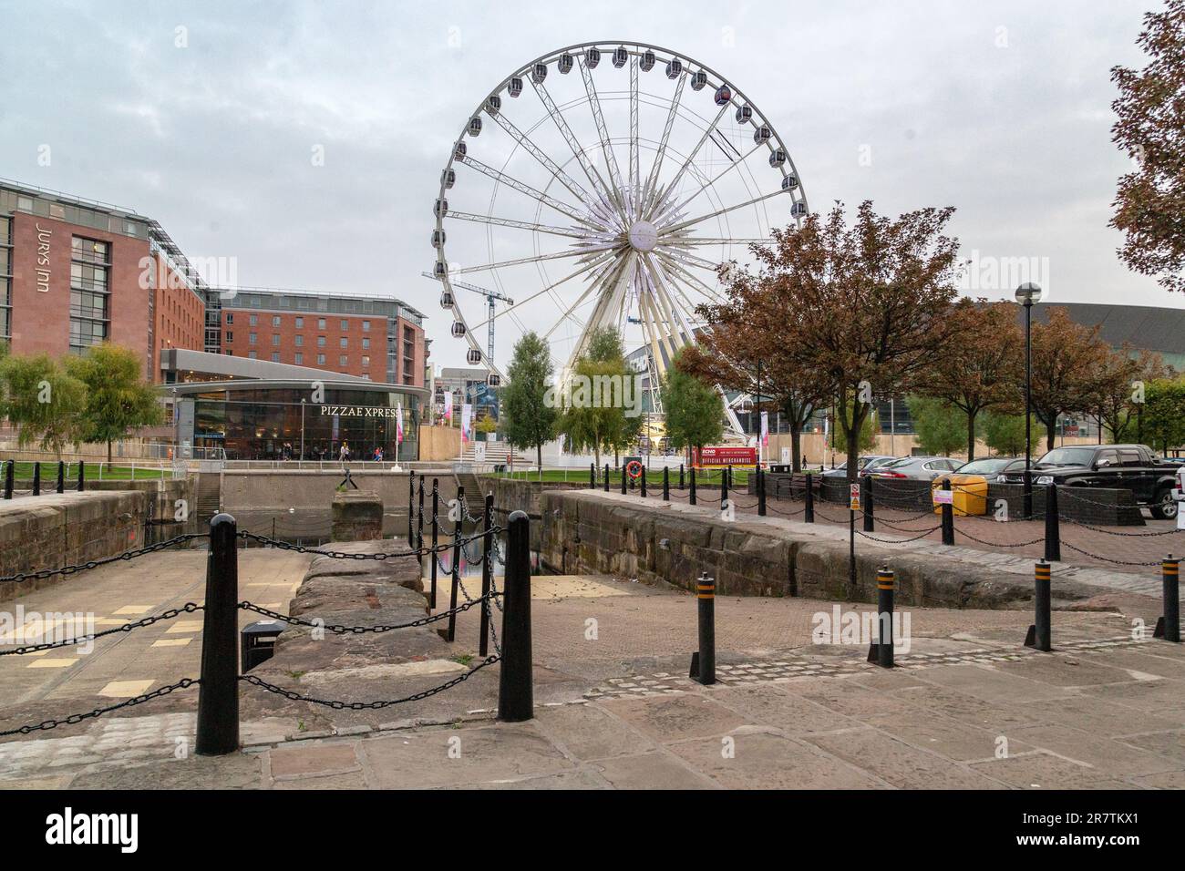 LIVERPOOL, GROSSBRITANNIEN - 13. SEPTEMBER 2014: Dies ist ein Vergnügungspark mit einem Riesenrad auf dem Gelände der ehemaligen Docks. Stockfoto