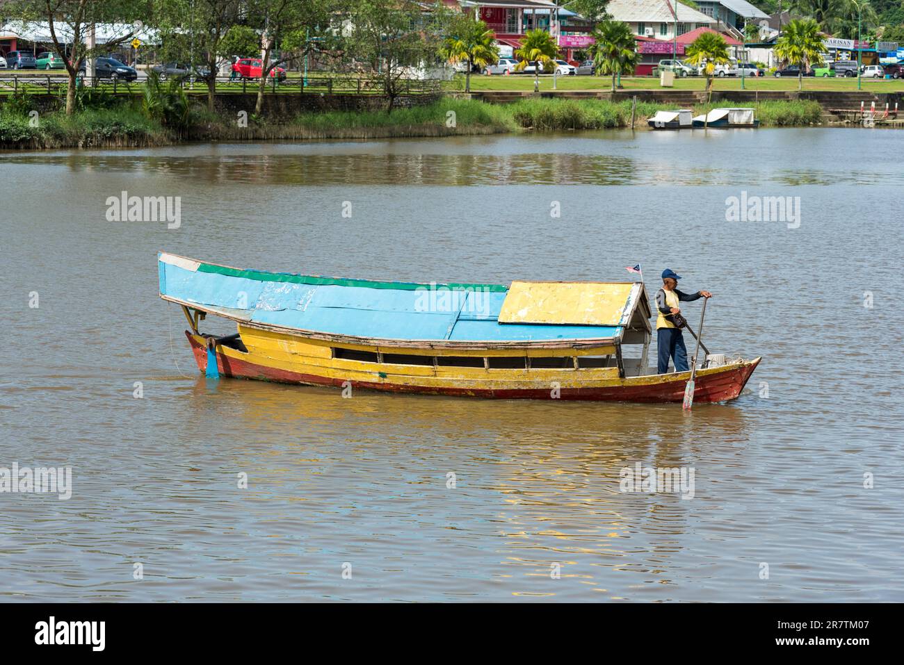 Das Sampan Boot dient als Fußfähre auf dem Sarawak Fluss in der Stadt Kuching, der Hauptstadt von Sarawak im malaysischen Teil von Borneo Stockfoto