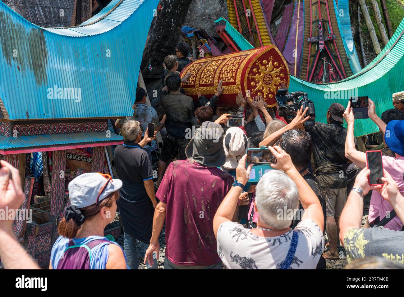 Der Sarg, der von vielen Händen getragen wird, wird in das Grab gelegt, das in den Felsen geschnitzt wurde und dem nächsten Leben mit Grabgütern wie Nahrung und übergeben wird Stockfoto