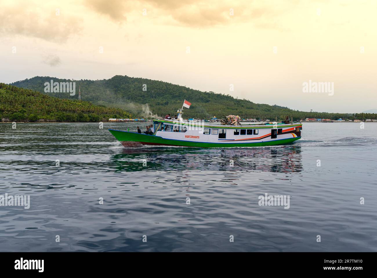 Inselbewohner reisen mit dem langsamen Boot zu den Togianischen Inseln. Die Fähre von Ampana verbindet das Festland mit den wichtigsten Städten Bomba nach Wakai. Und damit viele Stockfoto