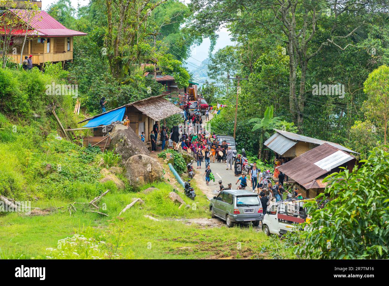 Prozession zu den Lo'ko Mata Felsengräbern hoch oben in den Bergen von Tana Toraja. Die Beerdigungszeremonie ist ein wichtiger Teil des Todeskult der Stockfoto
