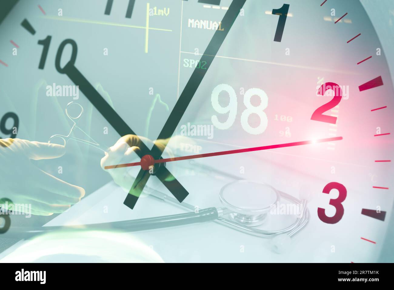 Speed Erledigen Sie ärztliche Teamaufgaben, um Patienten und Menschen in einem Eilwettlauf gegen Notfallzeit im Krankenhauskonzept das Leben zu retten. Stockfoto