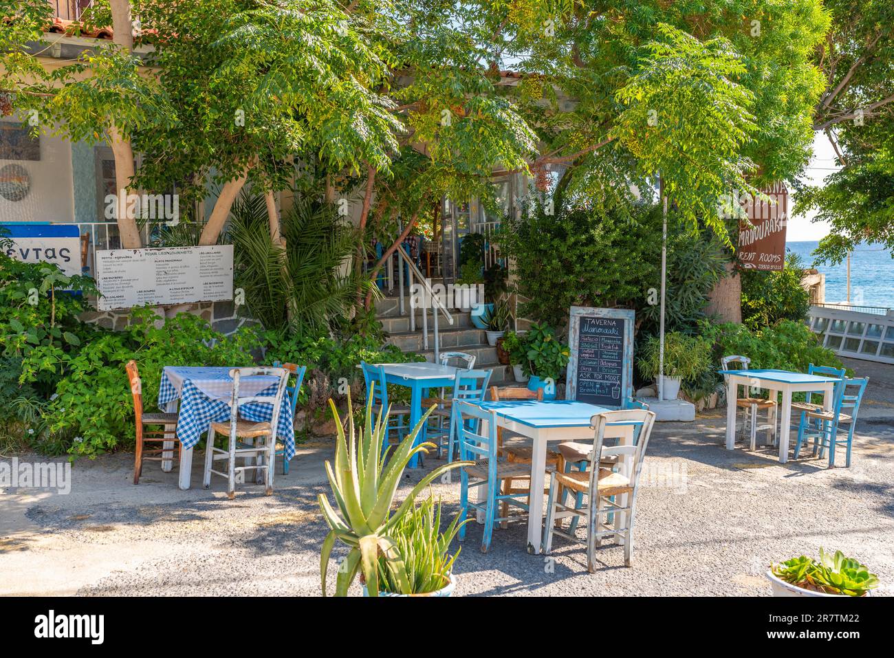 Taverna im Dorf Lentas an der Südküste Kretas. Gastronomie ist eines der Haupteinkommen der Einheimischen. Lentas ist ein beliebtes Reiseziel Stockfoto