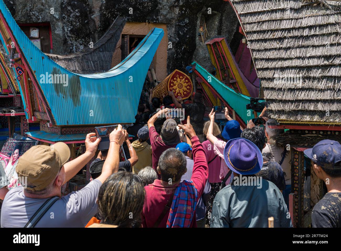 Der Sarg, der von vielen Händen getragen wird, wird in das Grab gelegt, das in den Felsen geschnitzt wurde und dem nächsten Leben mit Grabgütern wie Nahrung und übergeben wird Stockfoto