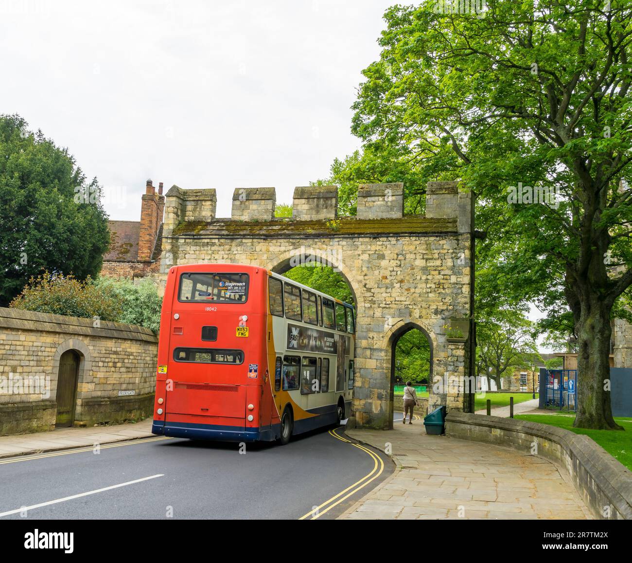 Ein enger Zusammenstoß durch Priory Arch, Priorygate, Lincoln City, Lincolnshire, England, UK Stockfoto