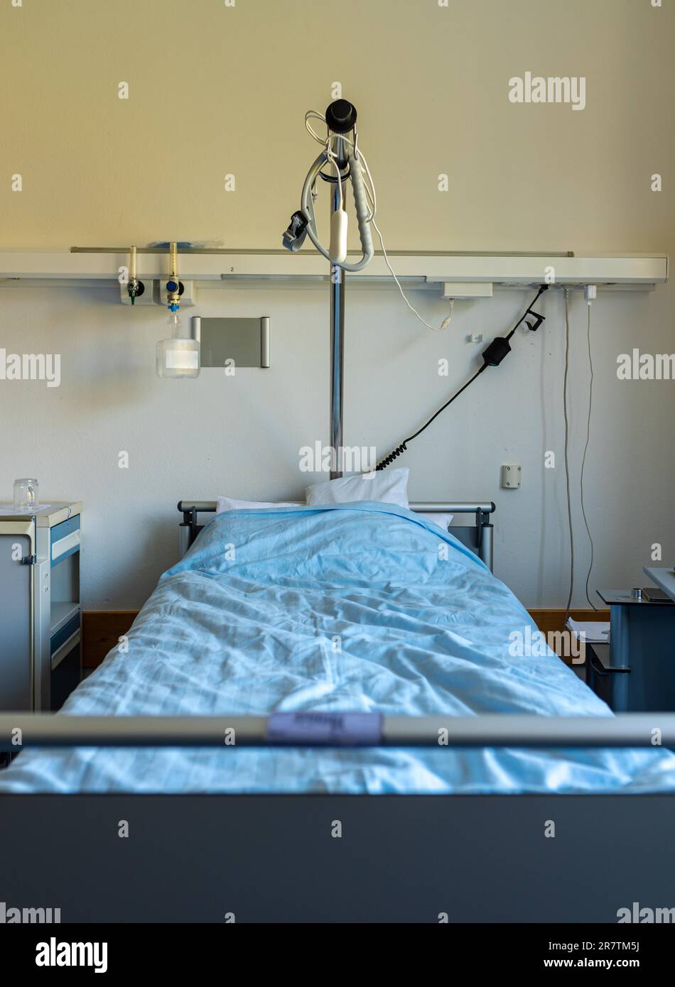 Modernes Krankenhauszimmer mit zwei Betten im Krankenhaus Berchtesgaden Stockfoto