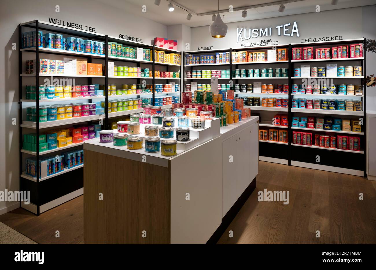 Innenansicht, Kusmi Tea Display, Tee, Food Department, KaDeWe Kaufhaus des Westens, Berlin, Deutschland Stockfoto