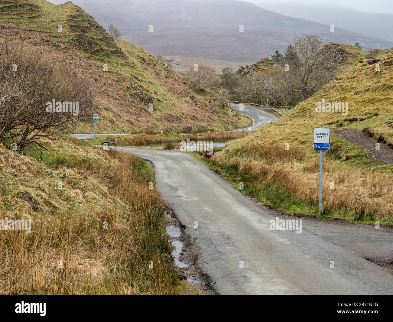 Einspurige Straße in Fairy Glen, Isle of Skye, Schottland, Großbritannien Stockfoto