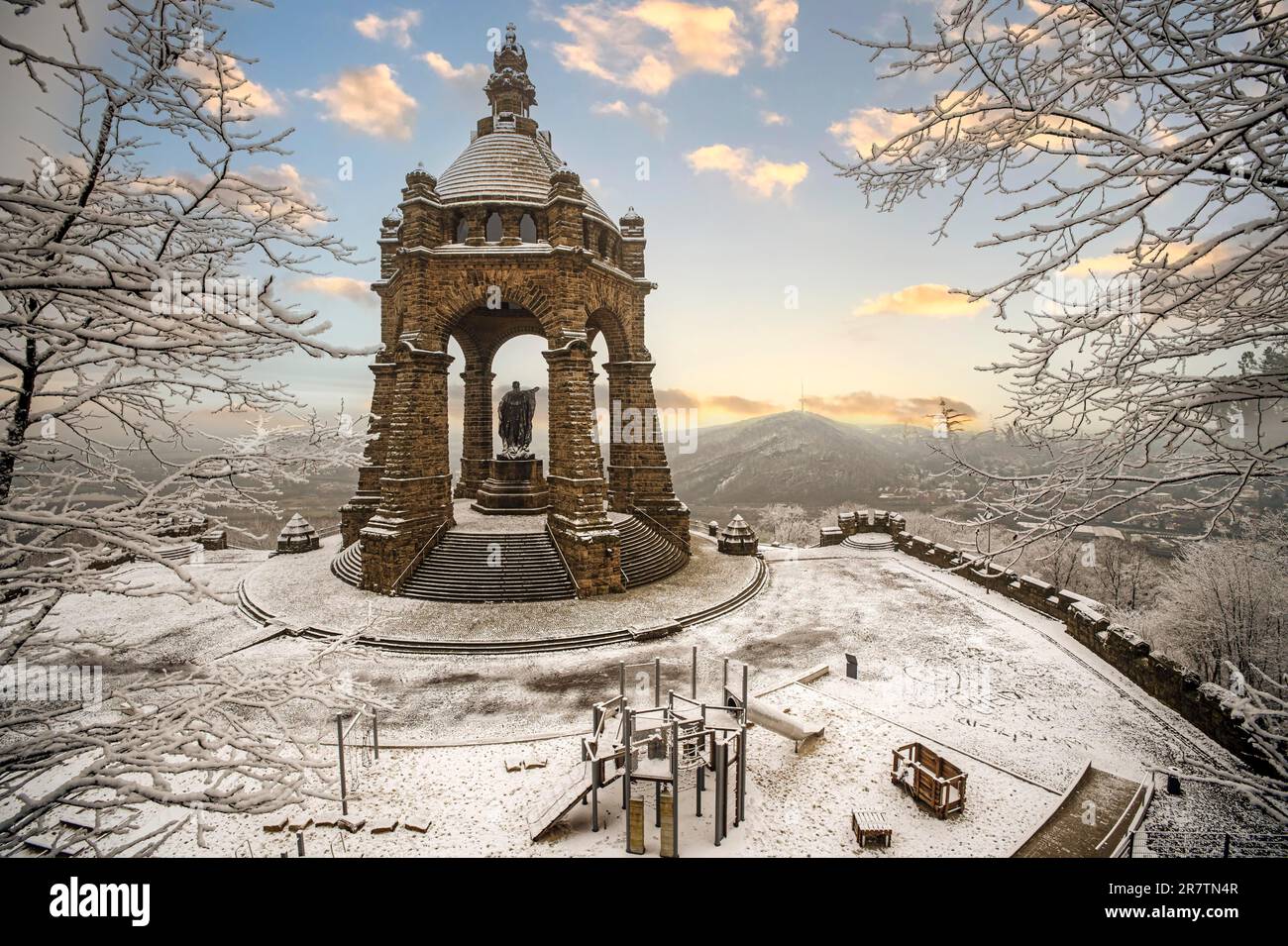 Kaiser-Wilhelm-Denkmal im Winter Schneevormittagsatmosphäre Porta Westfalica Deutschland Stockfoto