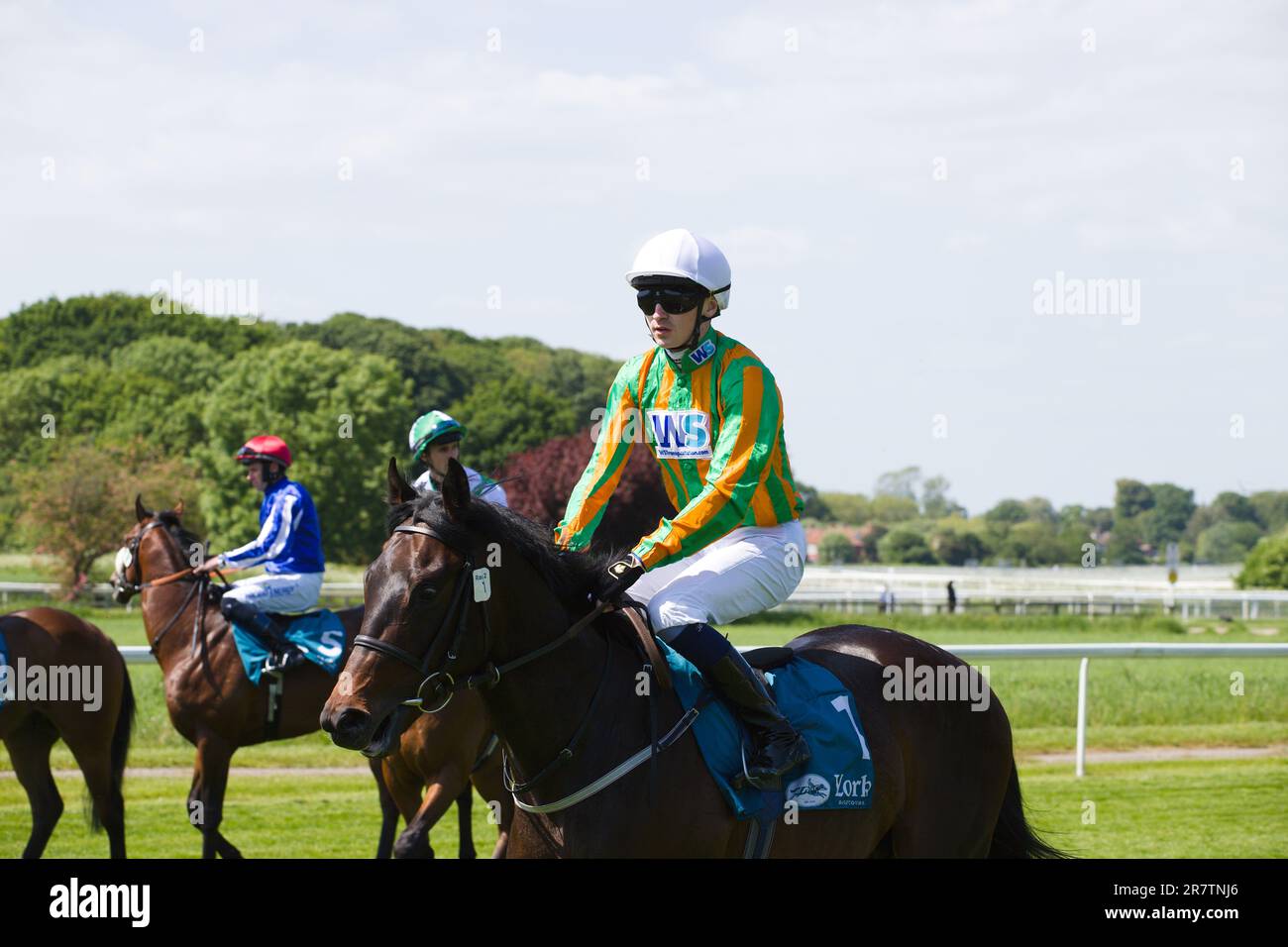 Jockey Oisin Orr auf der Rennbahn von York. Stockfoto