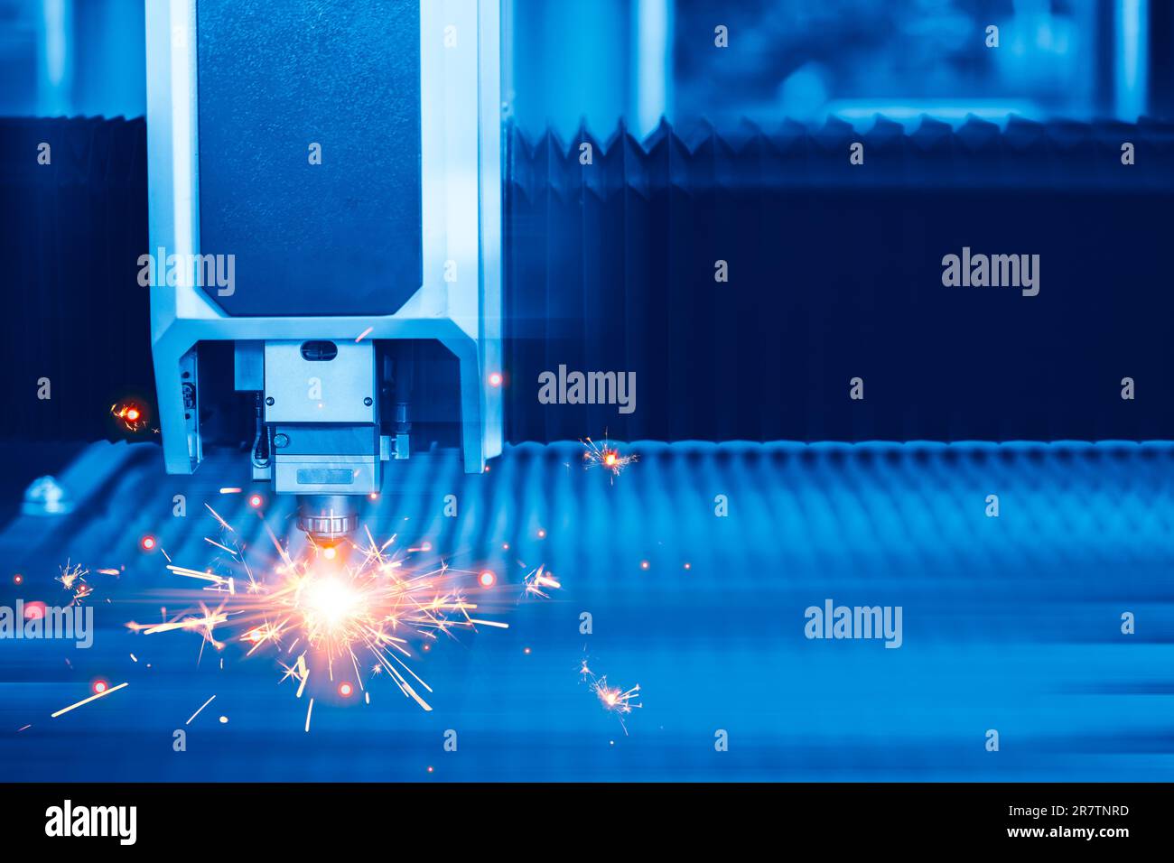 Blechlaserschneidemaschine Nahtdüse für moderne Industrietechnologie in blauer Farbe. Stockfoto