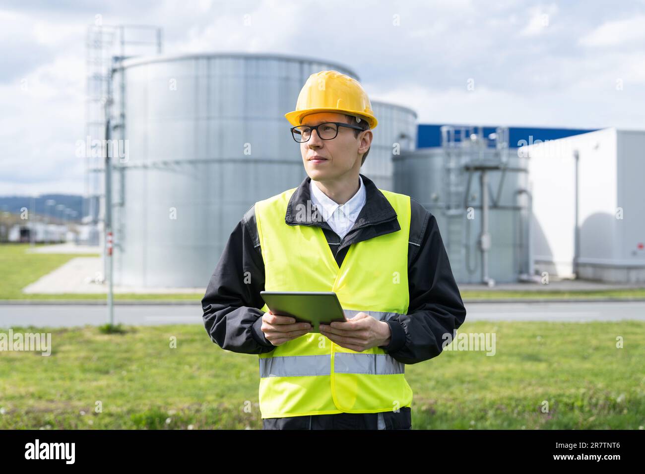 Ingenieur mit digitalem Tablet auf einem Hintergrund von Gastanks. Stockfoto