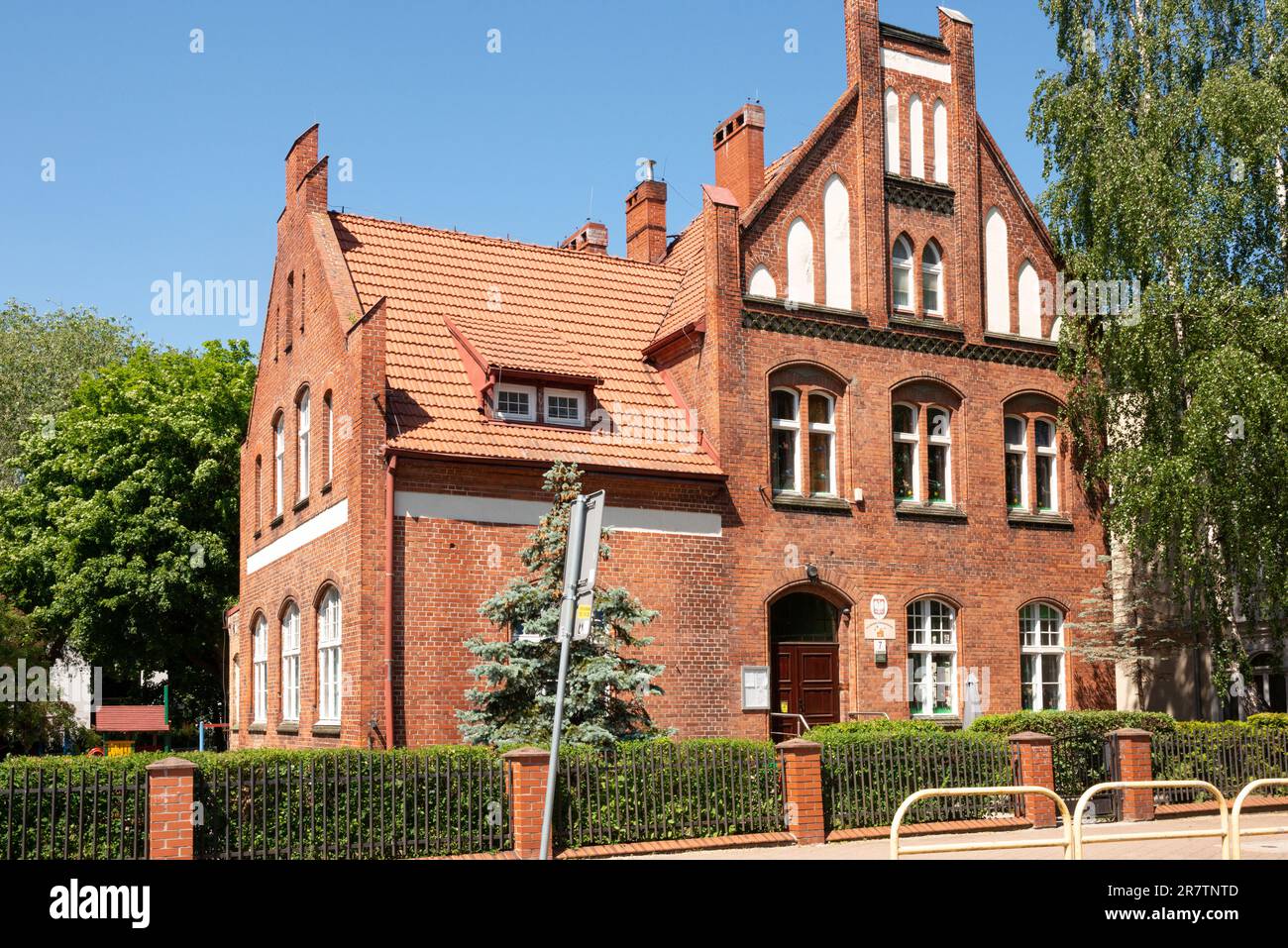 Backsteinfassade für Kindergarten im Vorschulalter im Viertel Oliwa, Danzig, Polen, Pommern, Europa, EU Stockfoto