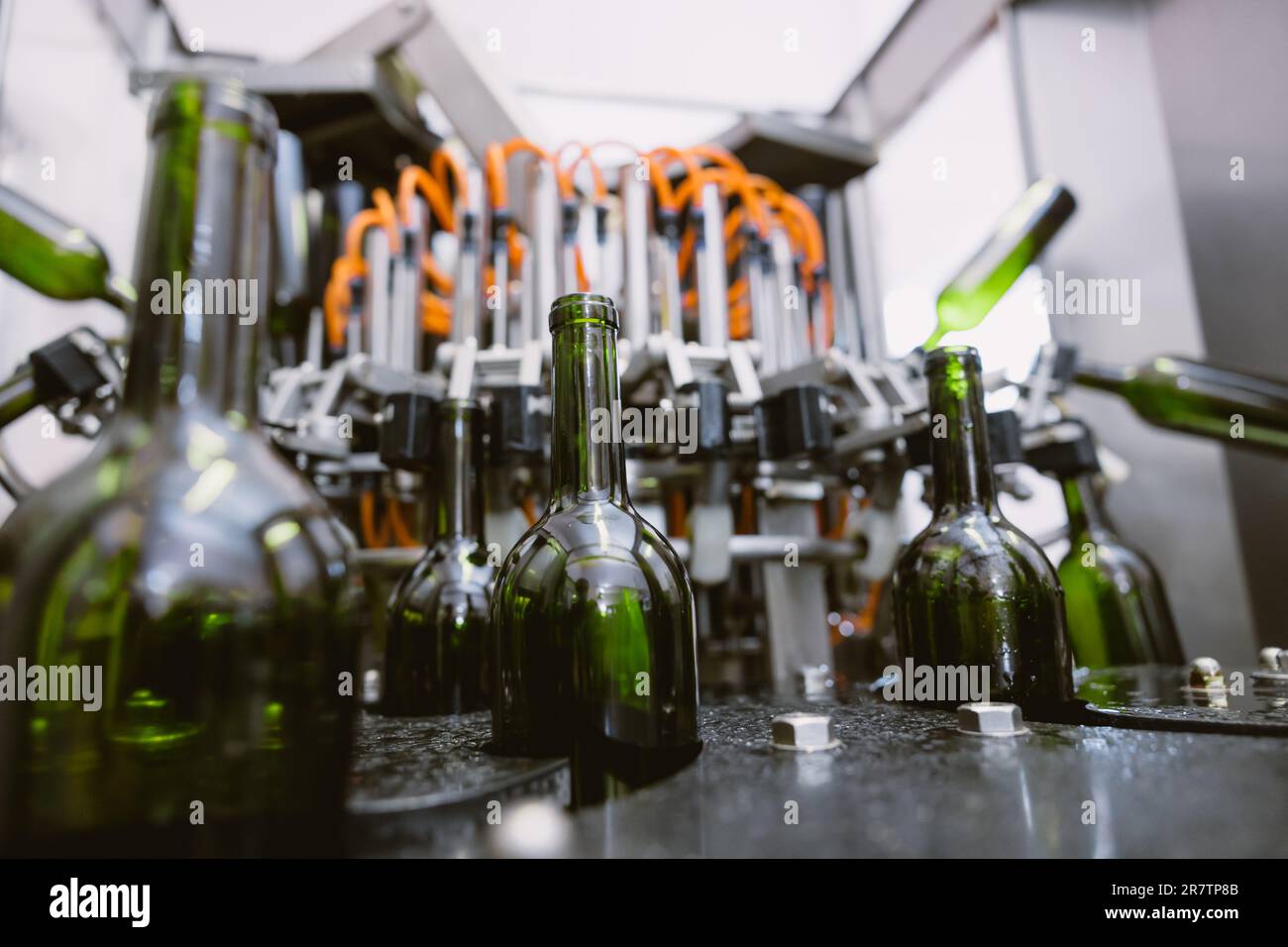 Fertigungsanlage für Getränke oder Winery Brewery, Prozess für Flaschenreinigungsmaschinen. Stockfoto