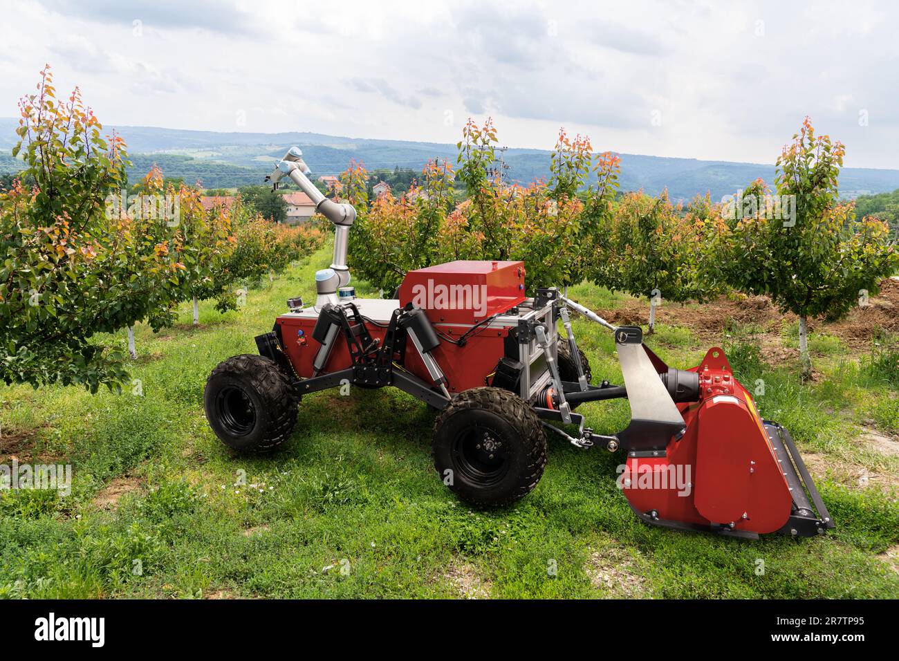 Autonomer Landwirtschaftsroboter mit Roboterarm. Intelligentes Landwirtschaftskonzept. Stockfoto