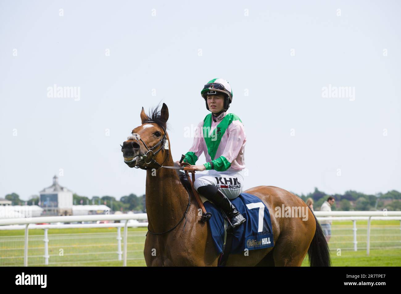 Jockey Saffie Osbourne auf der Rennbahn in York. Stockfoto