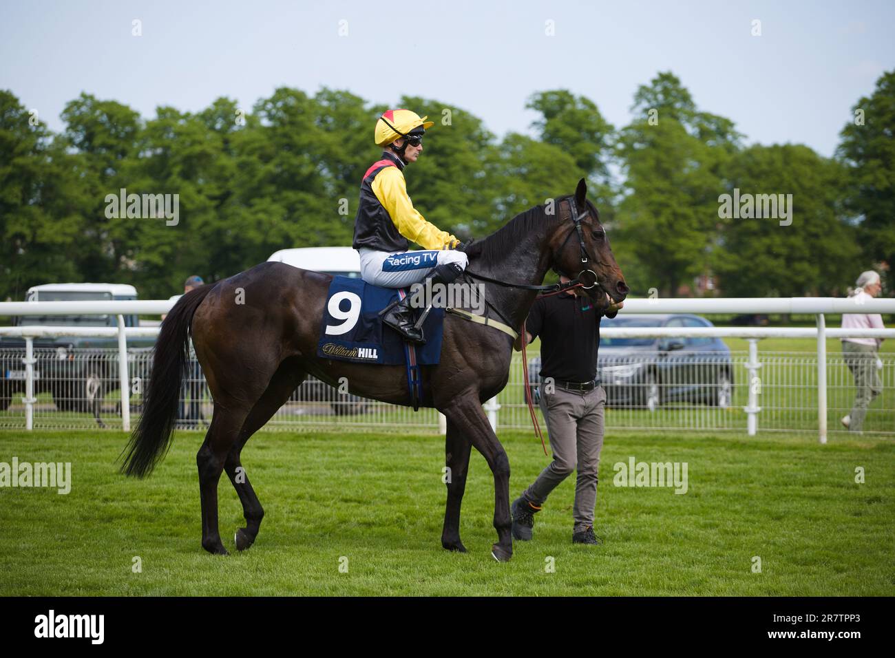 Jockey Paul Mulrennan auf Wickywickywheels auf der York Rennbahn. Stockfoto