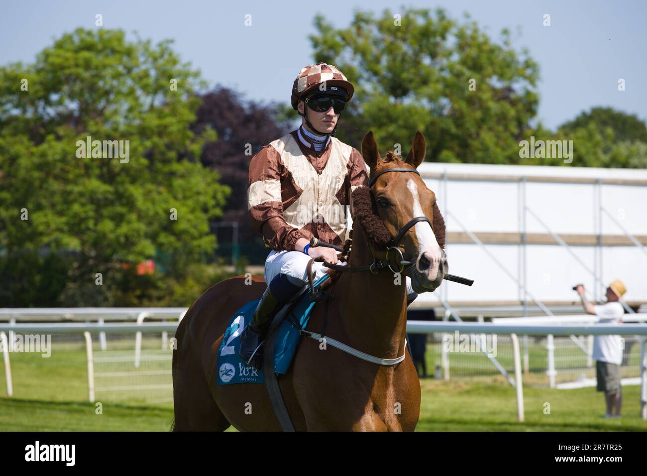 Jockey Oisin Orr auf Maywake auf der York Rennbahn. Stockfoto