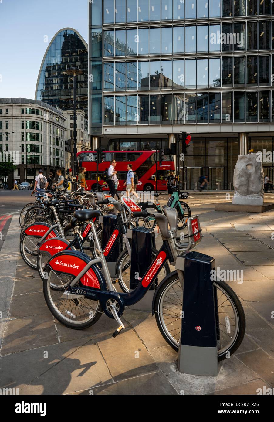 London, Vereinigtes Königreich: Fahrradverleihstation an der Ecke Bishopsgate und Wormwood Street in der City of London. Diese Fahrräder werden von Santander gesponsert. Stockfoto