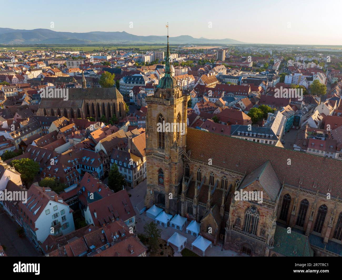 Luftdrohne Aufnahme der St.-Martin-Kirche - Eglise Saint-Martin, Kirche in Colmar, in Haut-Rhin, Elsass, Frankreich Stockfoto