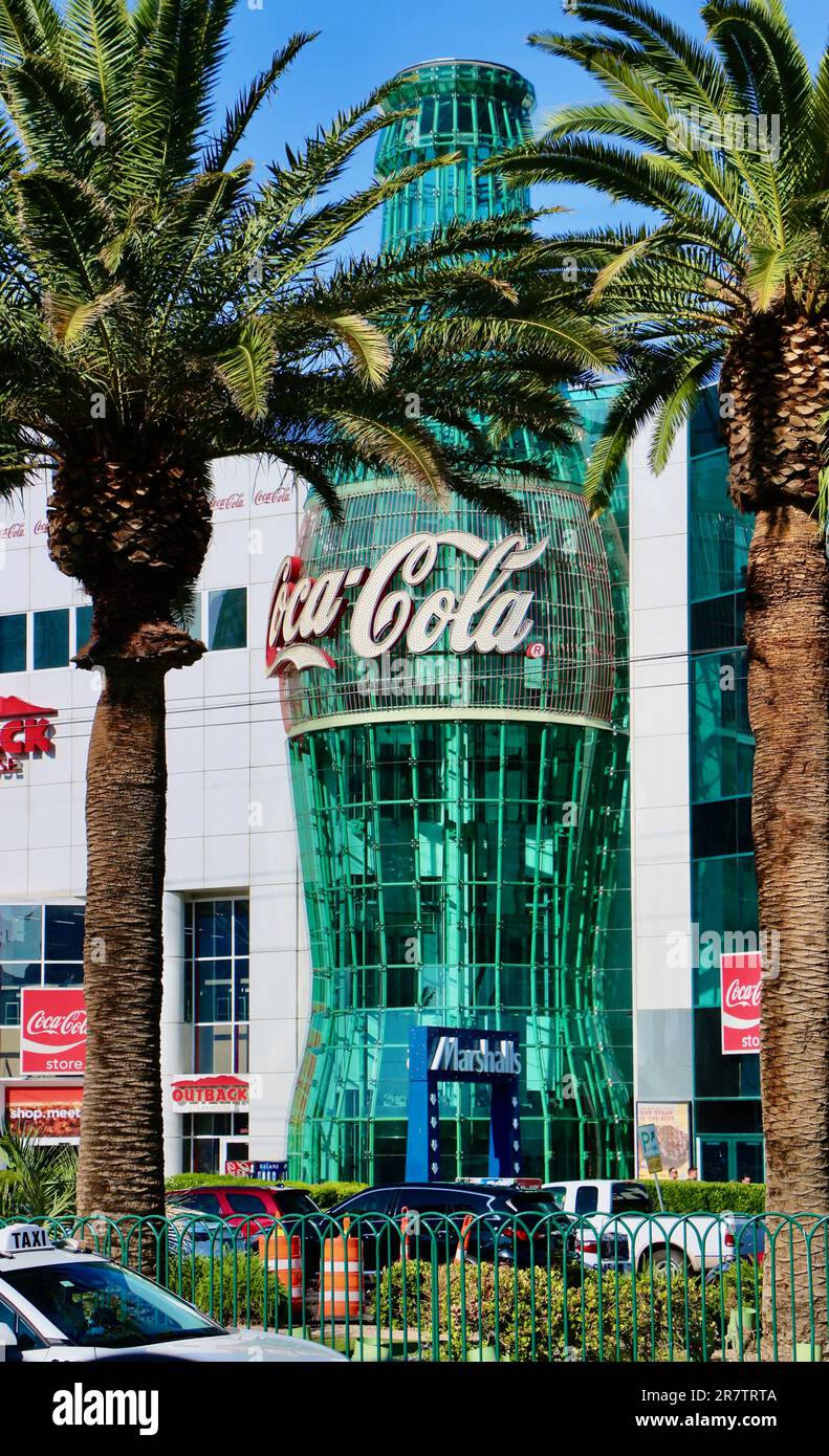 100 Meter lange Coca-Cola-Flasche Showcase Mall Las Vegas Strip Las Vegas Nevada USA Stockfoto
