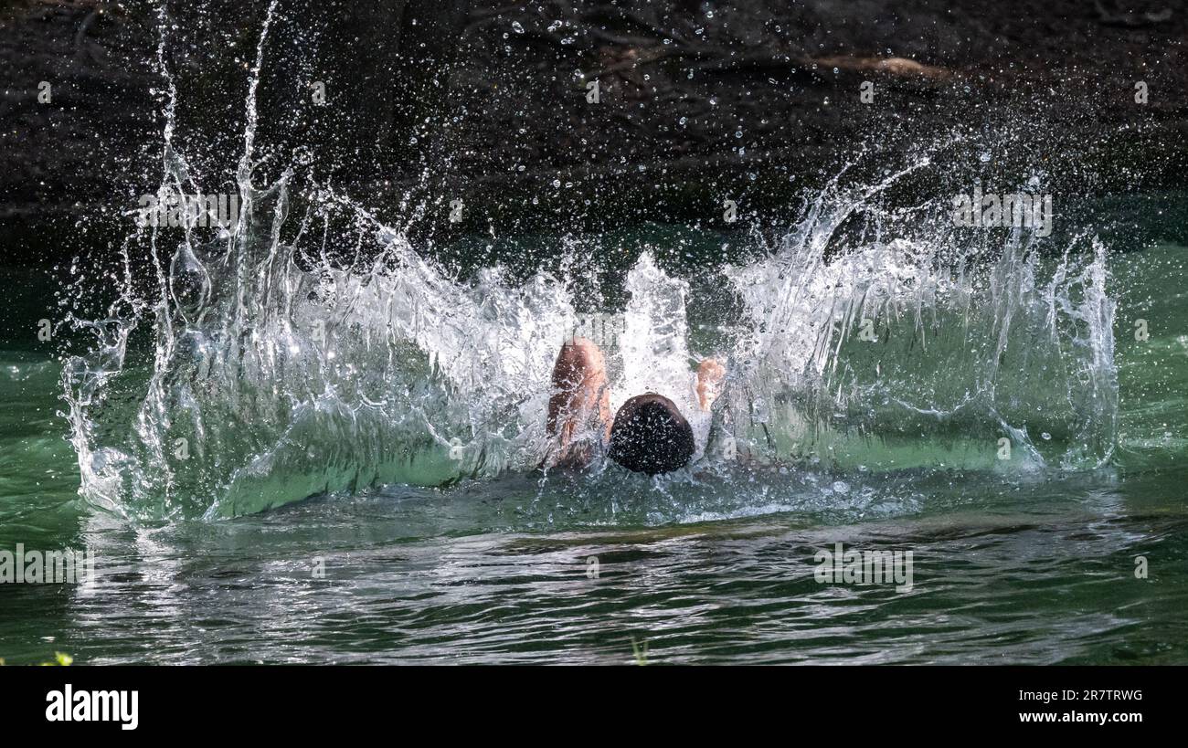 München, Deutschland. 17. Juni 2023. Ein junger Mann erfrischt sich im Eisbach im Englischen Garten im Herzen der bayerischen Hauptstadt. Kredit: Peter Kneffel/dpa/Alamy Live News Stockfoto