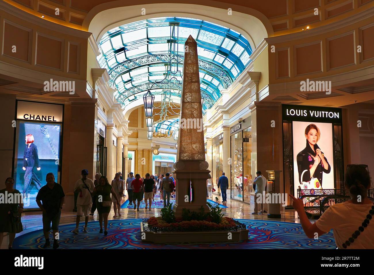 Bellagio Resort Hotel und Casino Shopping Mall mit einem gefälschten ägyptischen Obelisk Las Vegas Nevada USA Stockfoto