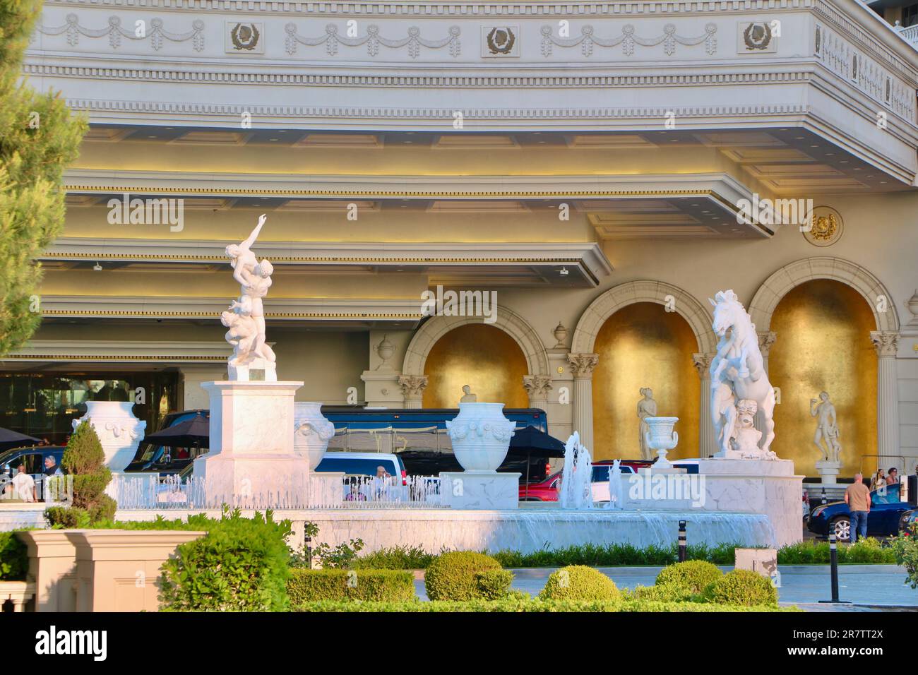 Der Eingang zum Caesars Palace Hotel und Casino mit Fahrzeugen, die Leute am Las Vegas Strip abholen und absetzen, Las Vegas Nevada USA Stockfoto