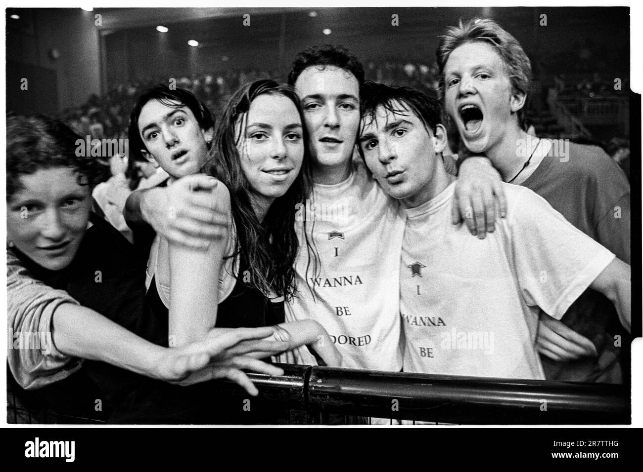 STONE ROSES, KONZERT-FANS, 1994: Die erste Reihe der Zuschauer, als die Stone Roses im Newport Centre in Newport, Wales, Großbritannien spielen, um ihr zweites Album am 4. Dezember 1994 zu unterstützen. Foto: Rob Watkins Stockfoto