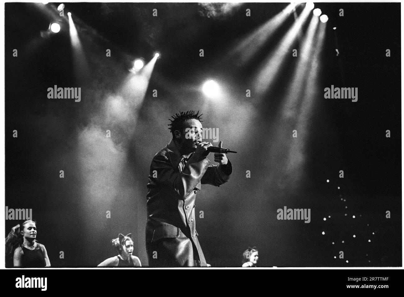 PJ & DUNCAN, YOUNG, KONZERT, 1995: ANT McPartlin von PJ und Duncan – auch bekannt als Ant & Dec – spielen im Dezember 1995 in der St David's Hall in Cardiff. Foto: Rob Watkins. INFO: PJ & Duncan, die ehemaligen Bühnennamen der britischen Fernsehmoderatoren Ant McPartlin und Declan Donnelly, begannen in den 1990er Jahren als Pop-Duo, nachdem sie in Byker Grove Hauptrollen gespielt hatten. Bekannt für eingängige Hits wie „Let's Get Ready to Rhumble“, erfreuten sie sich kurzer Charts, bevor sie zur TV-Präsentation übergingen. Stockfoto
