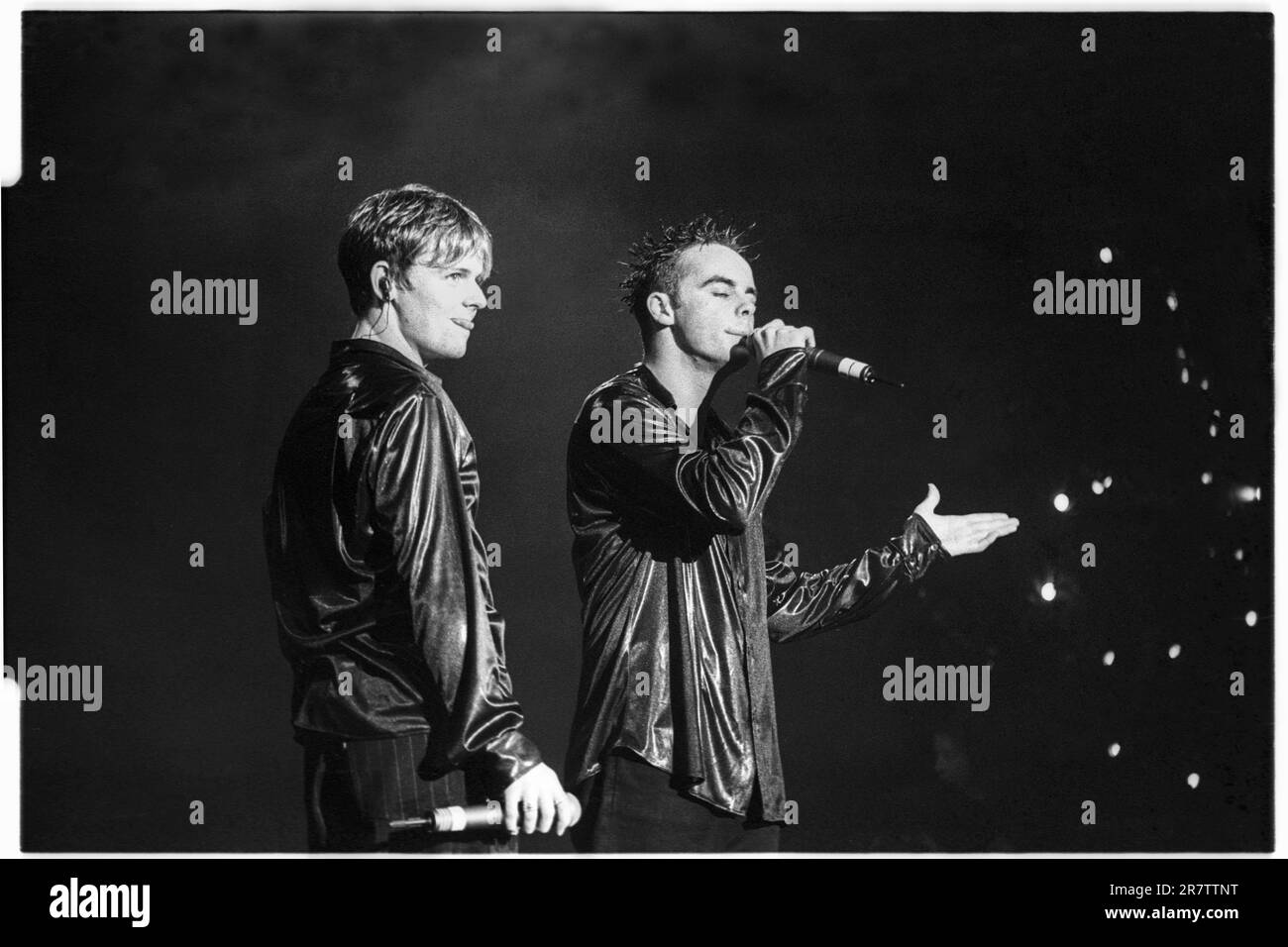 PJ und Duncan – auch bekannt als Ant & Dec oder Ant McPartlin und Declan Donnelly – spielen im Dezember 1995 in der St David's Hall in Cardiff. Foto: Rob Watkins. INFO: PJ & Duncan, die ehemaligen Bühnennamen der britischen Fernsehmoderatoren Ant McPartlin und Declan Donnelly, begannen in den 1990er Jahren als Pop-Duo, nachdem sie in Byker Grove Hauptrollen gespielt hatten. Bekannt für eingängige Hits wie „Let's Get Ready to Rhumble“, erfreuten sie sich kurzer Charts, bevor sie zur TV-Präsentation übergingen. Stockfoto