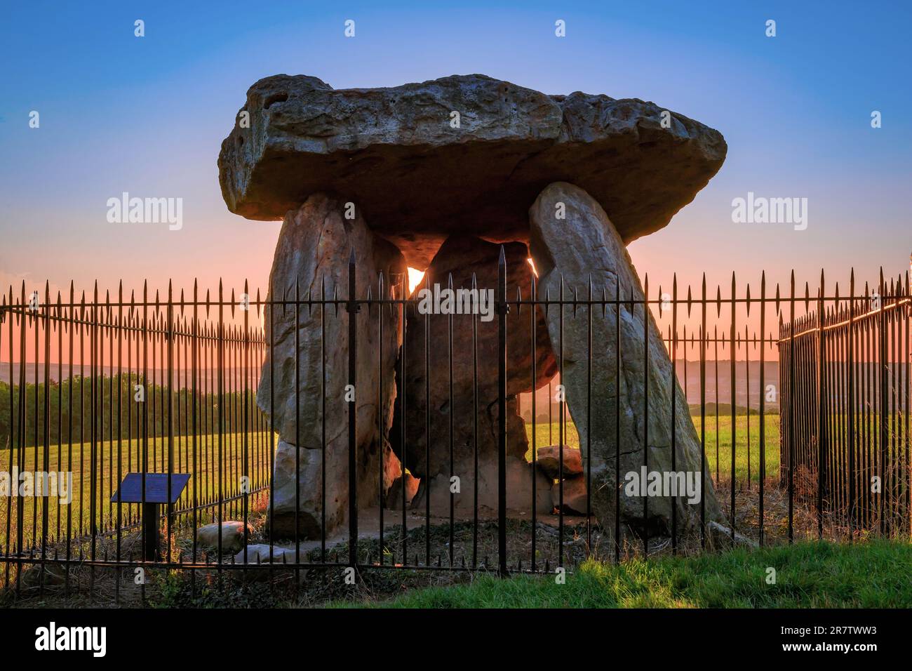 Aylesford, Großbritannien - 6. September 2015: Kit Coty House Megalith-Denkmal bei Sonnenuntergang am 6. September 2015 gesehen. Erbaut zwischen 4500 und Stockfoto