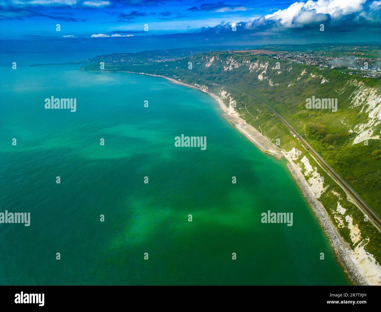 Malerischer Dröhnenblick auf den Samphire Hoe Country Park mit weißen Klippen, Dover, Südengland Stockfoto