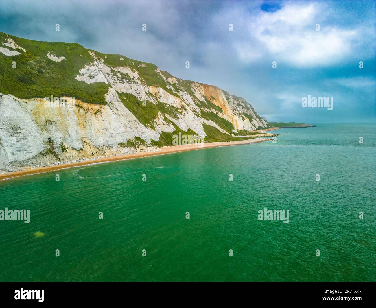 Malerischer Dröhnenblick auf den Samphire Hoe Country Park mit weißen Klippen, Dover, Südengland Stockfoto