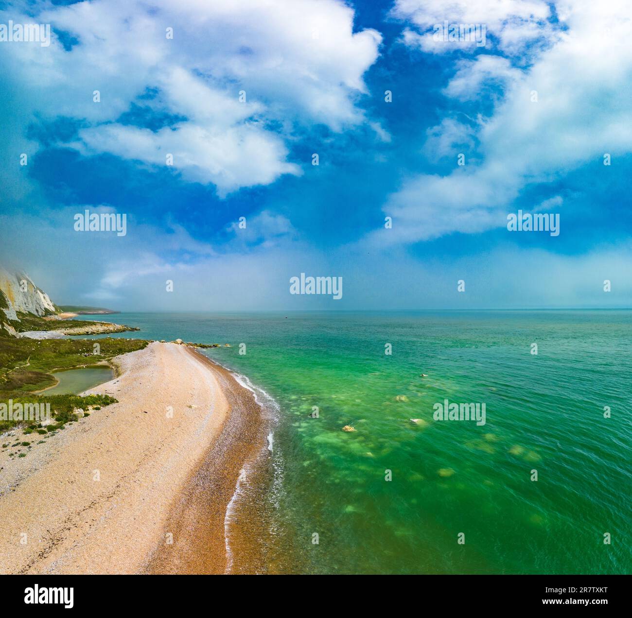 Malerischer Dröhnenblick auf den Samphire Hoe Country Park mit weißen Klippen, Dover, Südengland Stockfoto