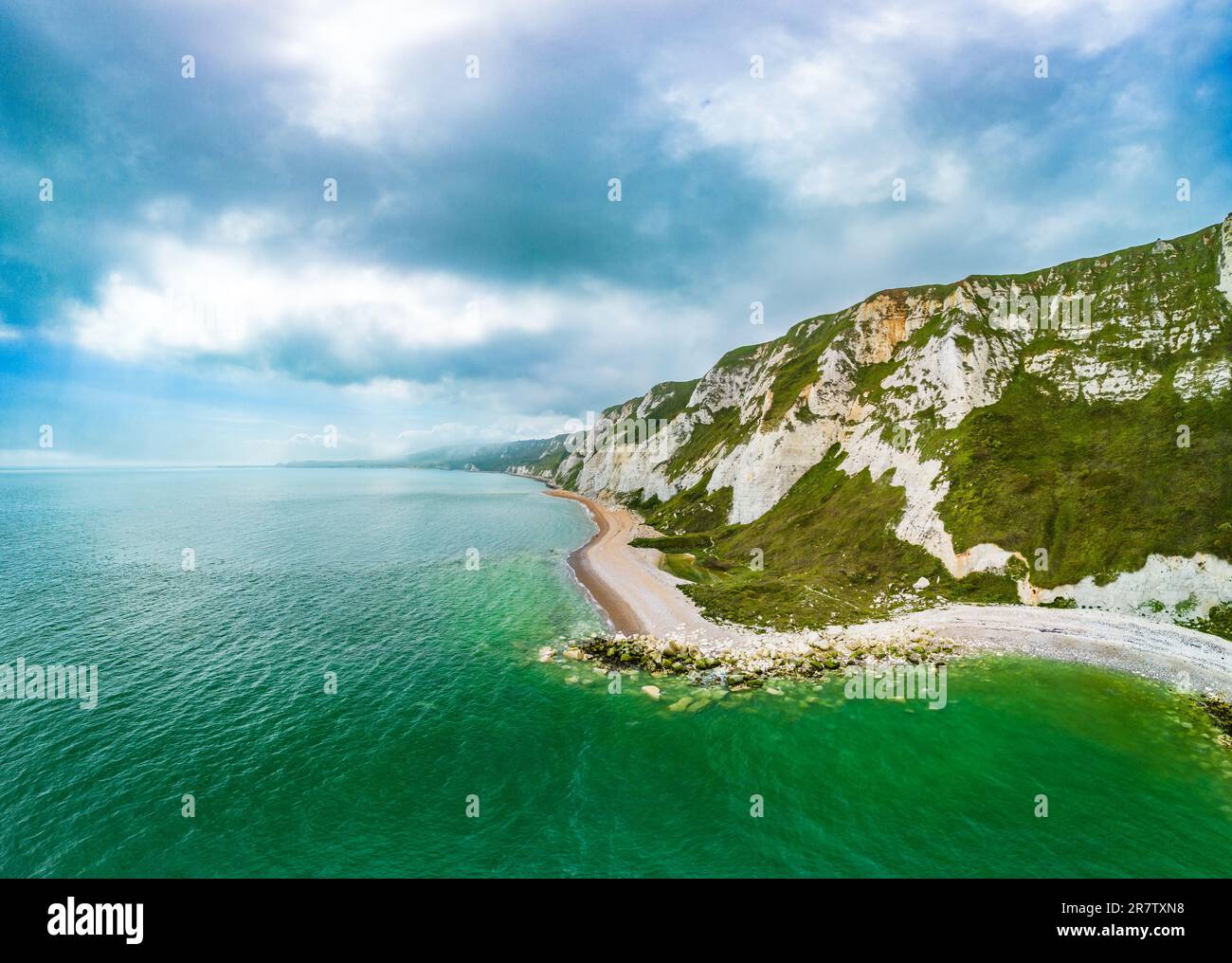 Malerischer Dröhnenblick auf den Samphire Hoe Country Park mit weißen Klippen, Dover, Südengland Stockfoto