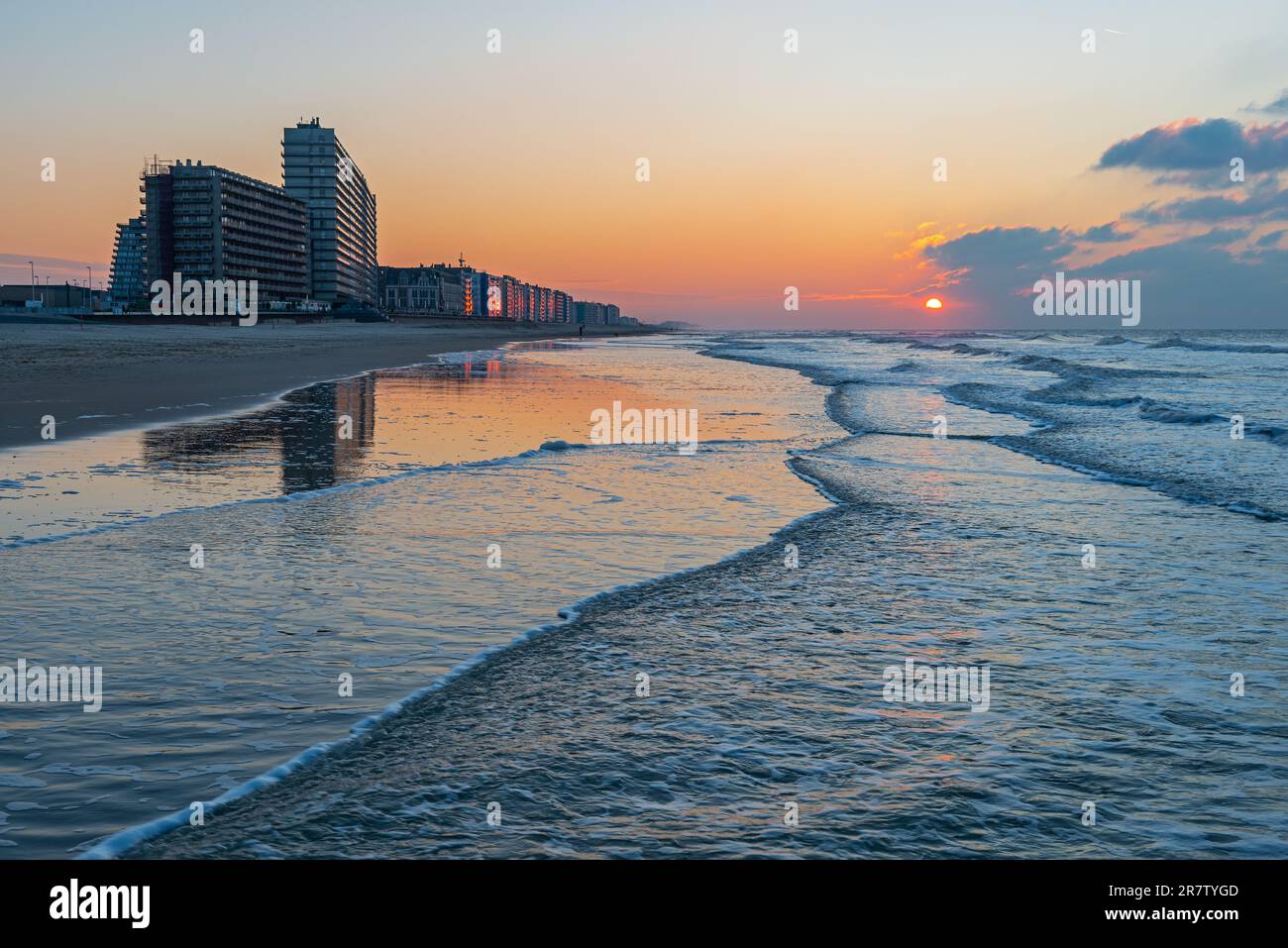 Skyline und Strand von Oostende bei Sonnenuntergang, Westflandern, Belgien. Stockfoto