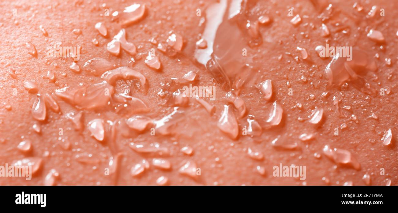 Kollagen Und Hyaluron-Serum-Gel Auf Der Haut. Spritzen von Hyaluron-Gel. Flüssiges Hyaluronsäure-Gel auf der Haut. Kosmetische Wassergeltextur auf menschlichem Hautrücken Stockfoto