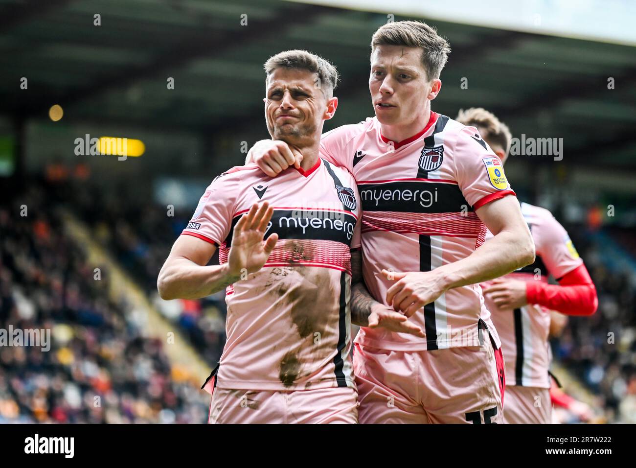 Gavan Holohan trifft während des zweiten Fußballspiels der Sky Bet EFL League zwischen dem Bradford City FC und dem Grimsby Town FC an der University of Bradford Stad Stockfoto