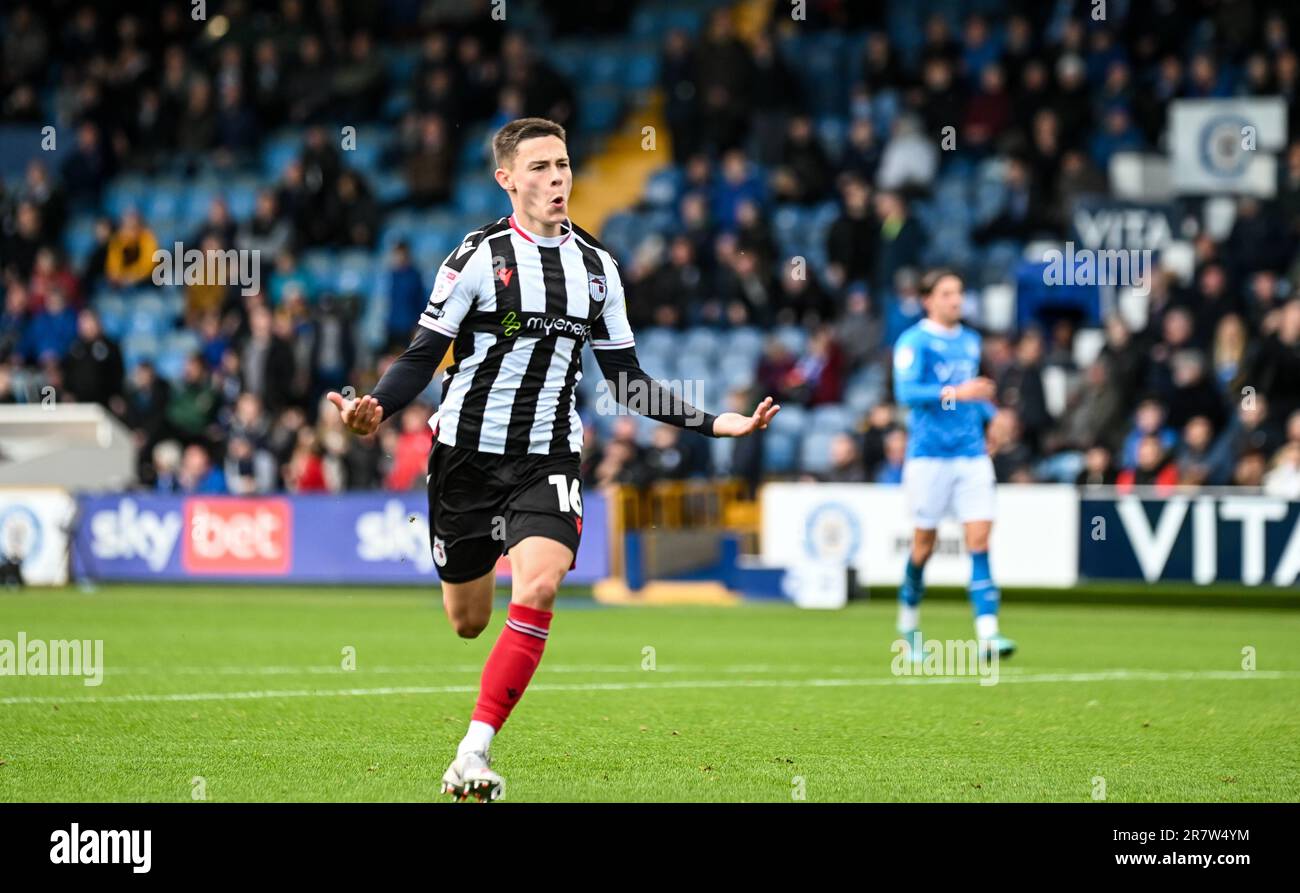 Alex Hunt trifft während des zweiten Fußballspiels der Sky Bet EFL League zwischen dem Stockport County FC und dem Grimsby Town FC im Edgeley Park Stadium, England Stockfoto