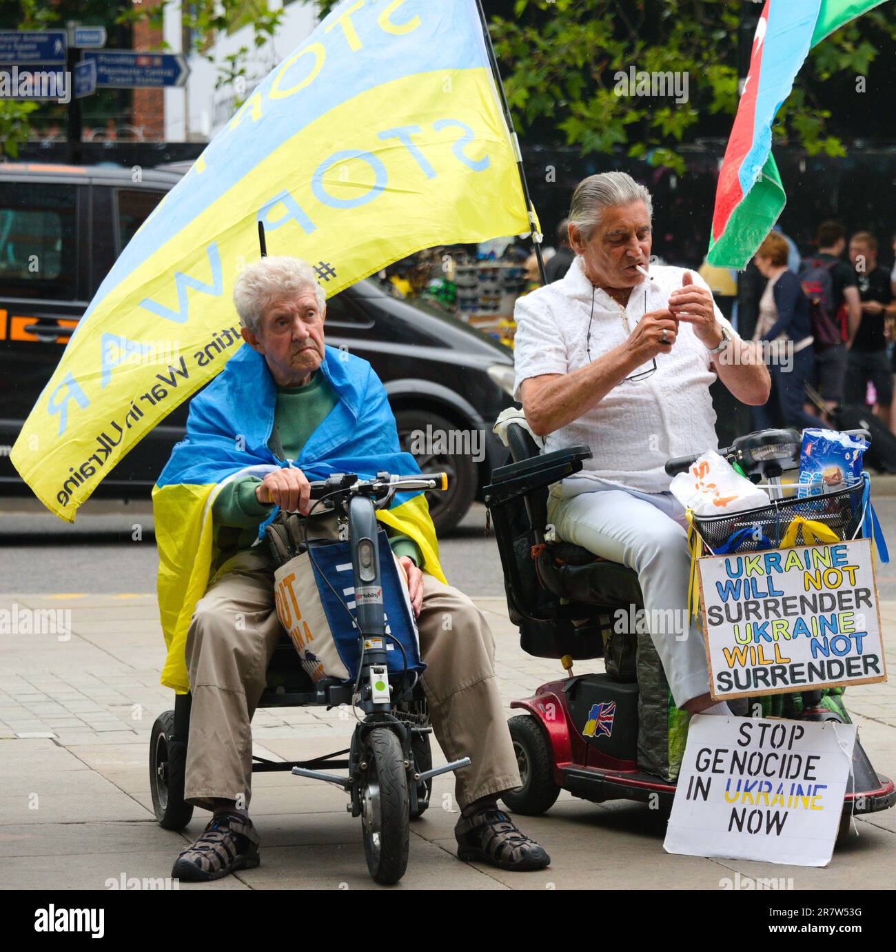 Manchester, Vereinigtes Königreich, 17. Juni 2023. Ein kleiner Protest in Piccadilly Gardens, Manchester, Großbritannien, über die russische Invasion der Ukraine. Diese Proteste haben seit Kriegsbeginn jeden Samstag im Zentrum von Manchester stattgefunden. Kredit: Terry Waller/Alamy Live News Stockfoto