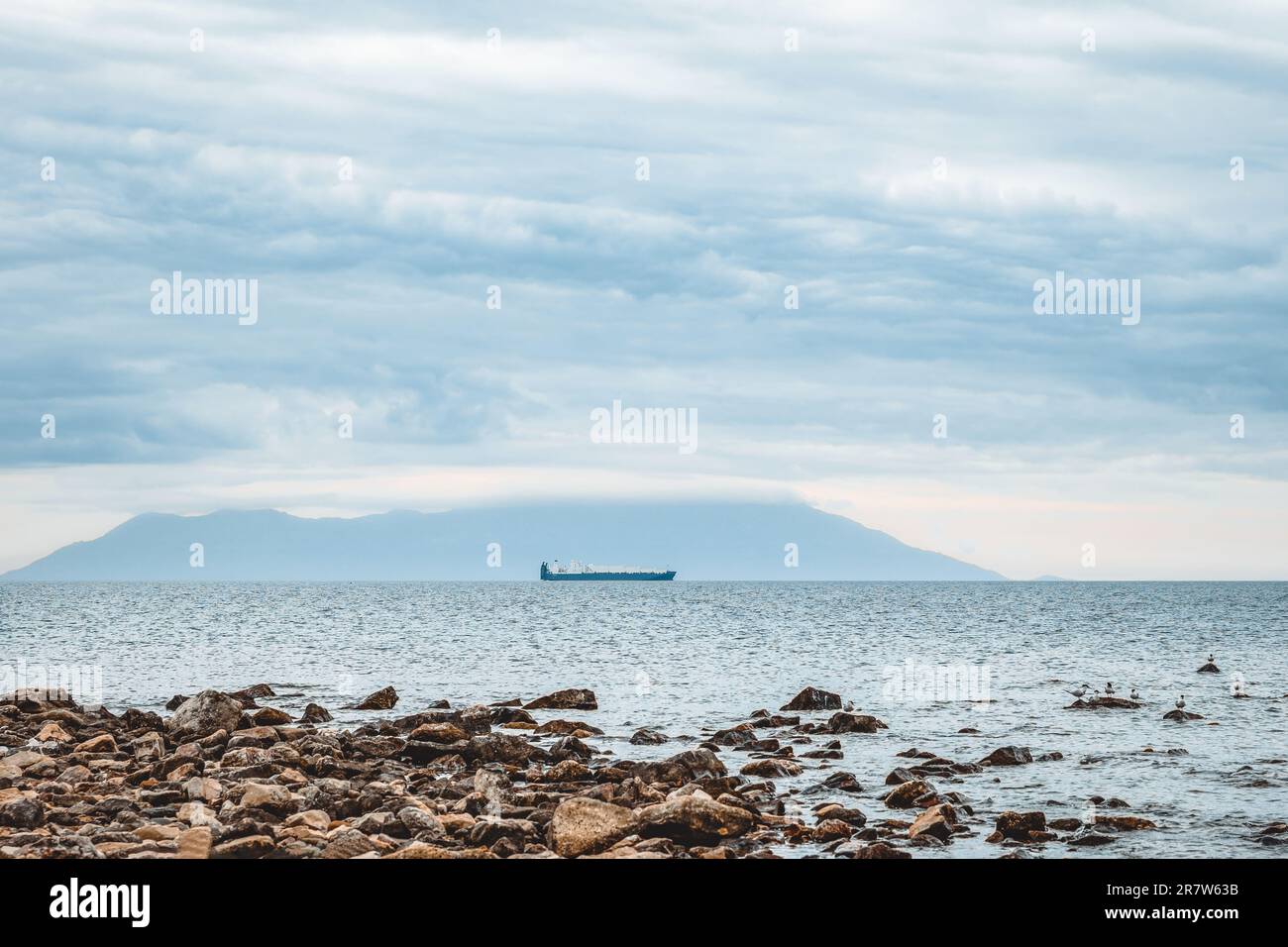 Blick auf die Insel Samothraki von der griechischen Stadt Alexandroupolis, Ostmazedonien und Thrakien Stockfoto