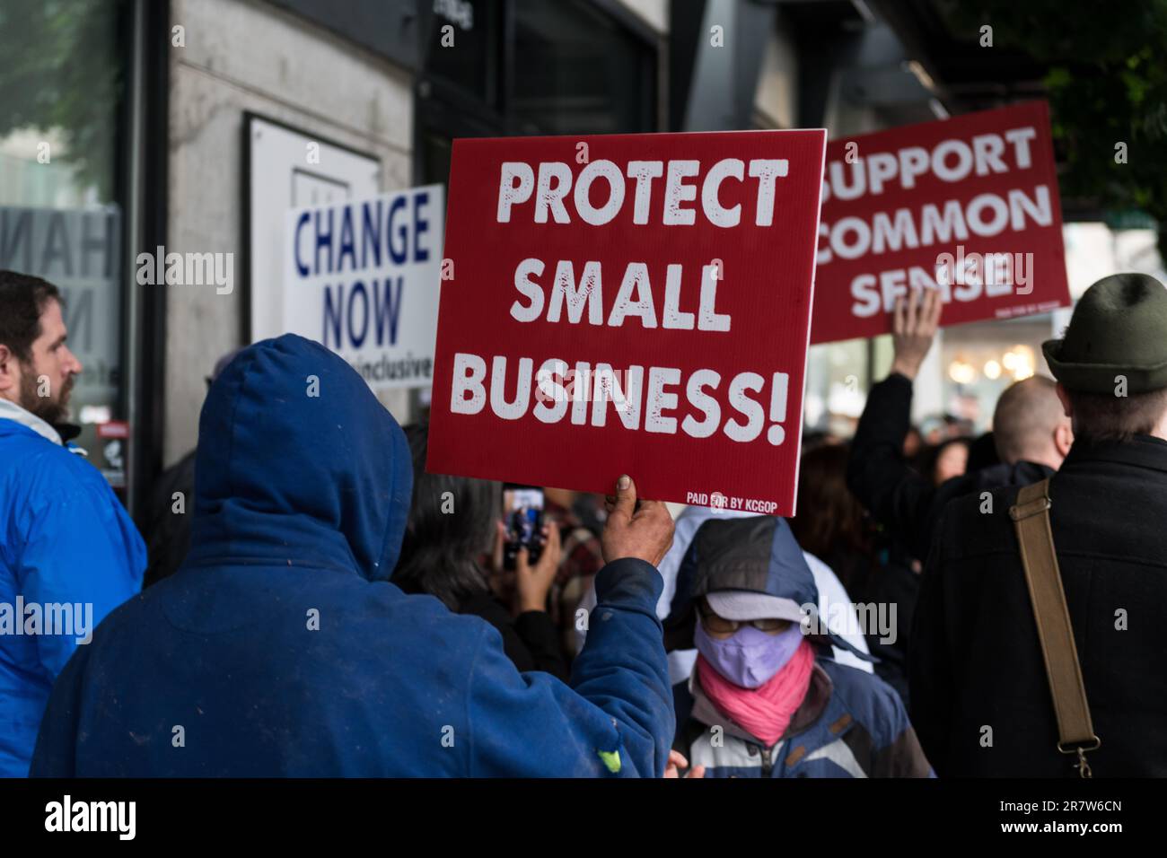 Seattle, USA. 17. Juni 2023. 10:30am Menschen versammelten sich um 4. Uhr und Lenora auf dem Marsch, um die City Rallye an dem Ort zurückzuerobern, an dem ein angeblicher Schütze das Feuer eröffnete und Eina Kwon und ihr Baby kurz nach 11:00am Uhr am 13. Tötete. Um 11:00 Uhr wurde eine Schweigeminute eingelegt, bevor die Gruppe zum Aburiya Bento House marschierte, dem Restaurant, das Eina mit ihrem Mann besaß, das auch bei der sinnlosen Schießerei verwundet wurde. Die Gewaltverbrechen in Seattle sind auf dem Vormarsch, da die Stadt versucht, Mitarbeiter wieder in die Stadt zu holen. James Anderson/Alamy Live News Stockfoto