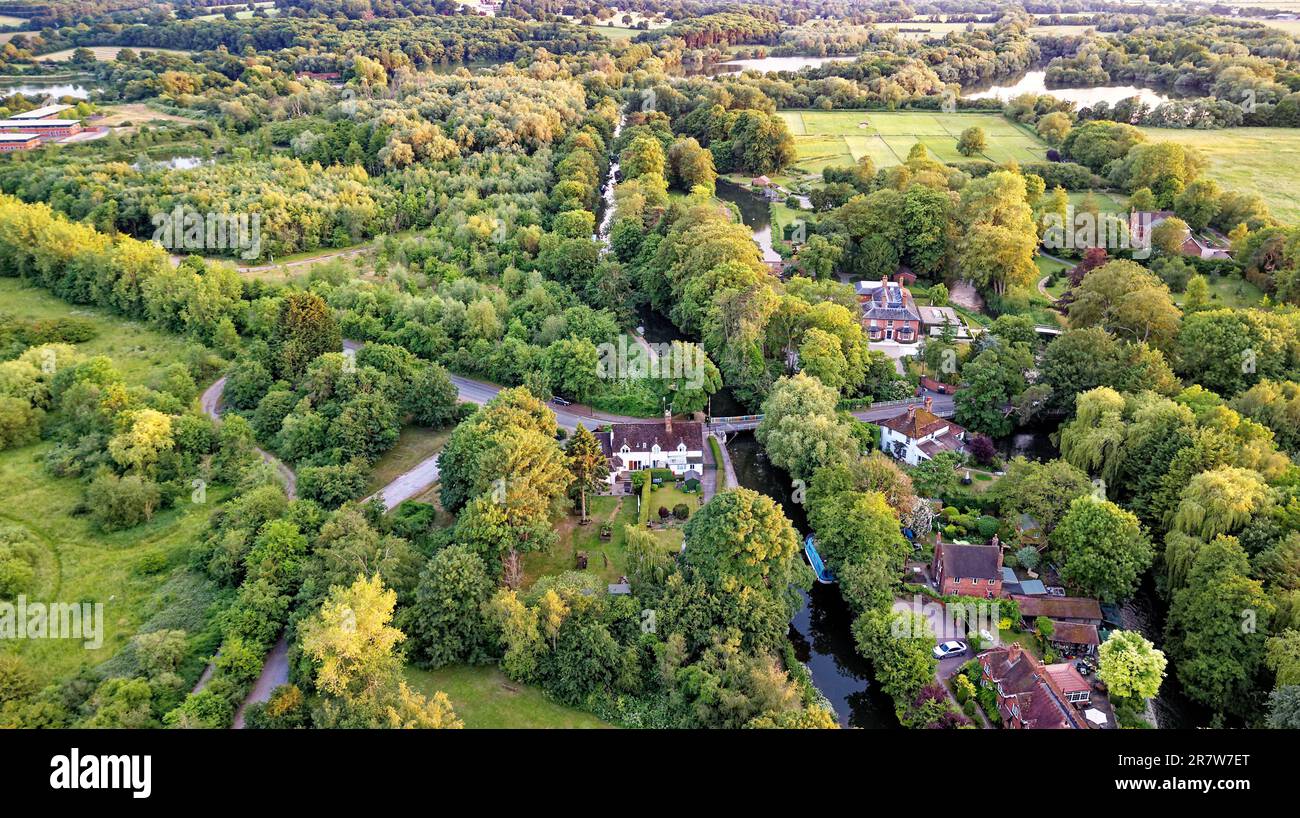 luftaufnahme der englischen Landschaft in der Nähe von Theale, Reading - West Berkshire, Großbritannien. 15. vom Juni 2023 Stockfoto