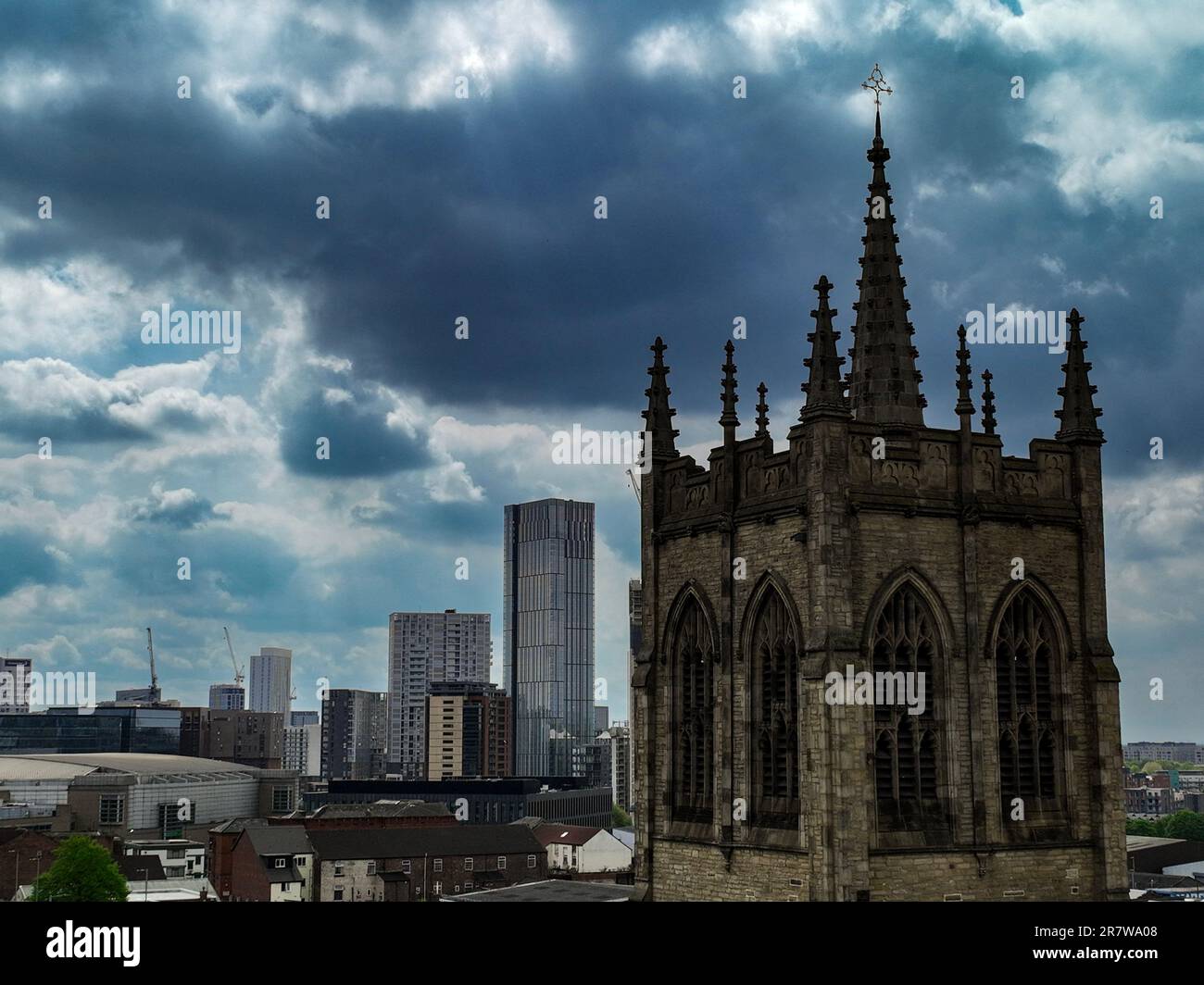 St. Tschads katholische Oratskirche und Manchester Skyline Stockfoto